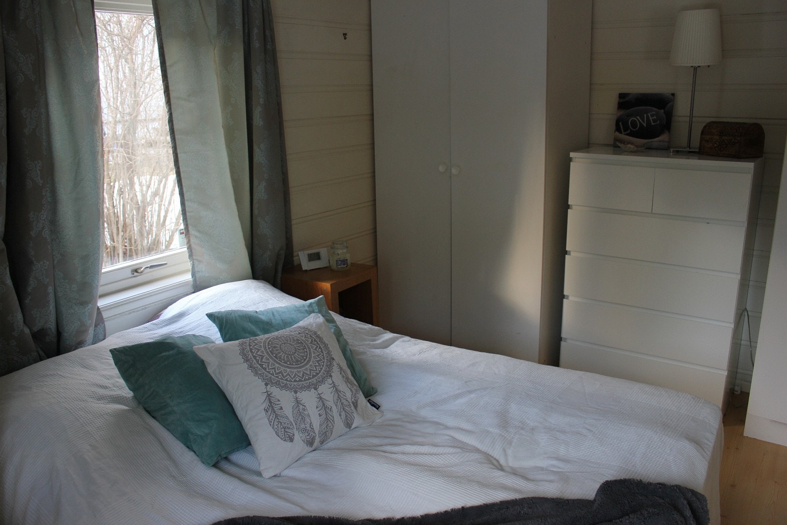 Soverom med plass til dobbeltseng Galleribilde