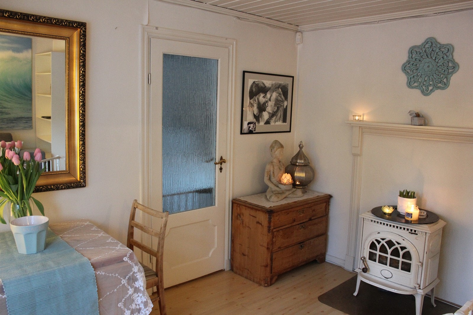 Koselig stue med peisovn Galleribilde