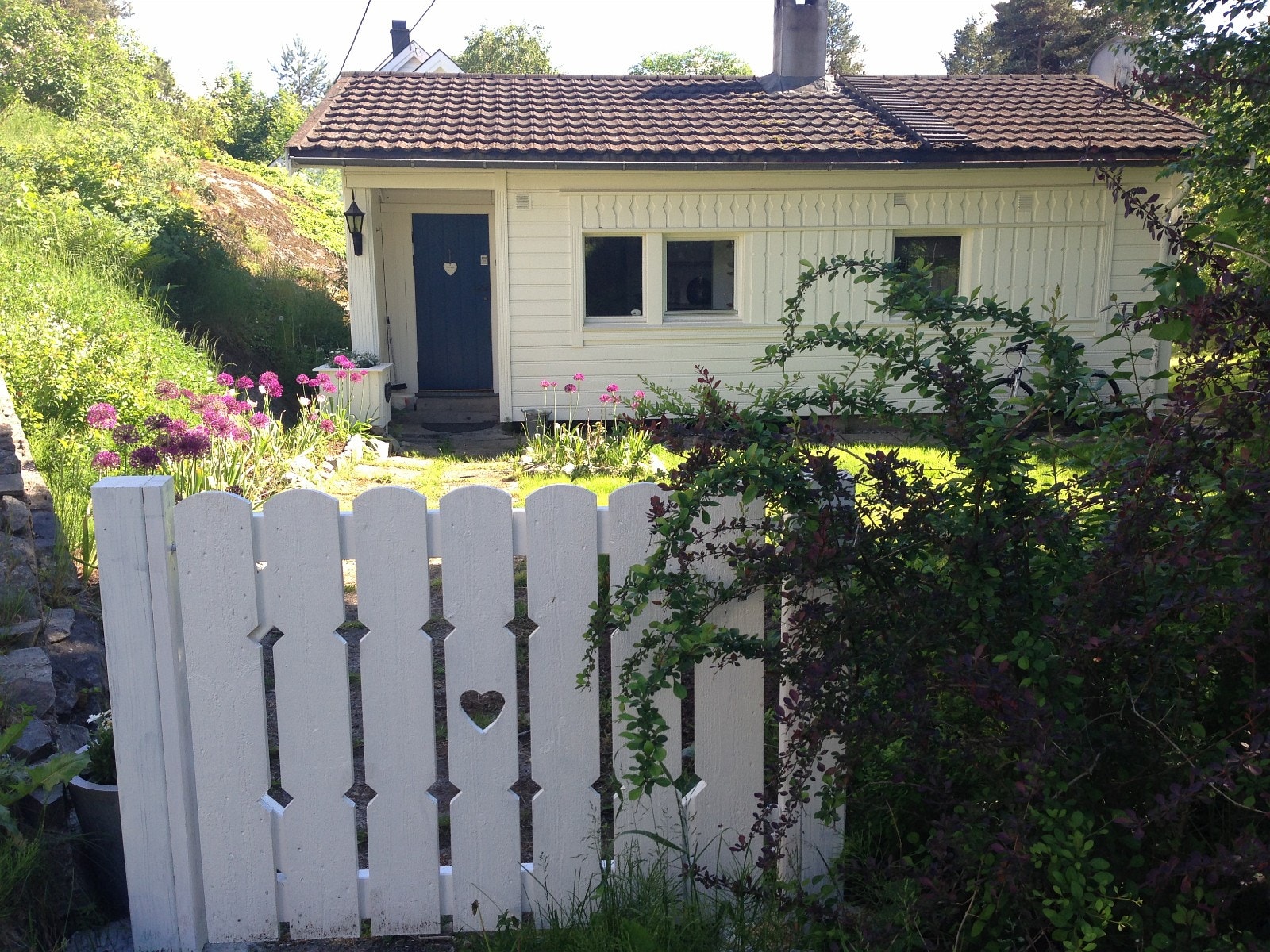 Koselig enebolig med have, kort vei til sjøen Galleribilde