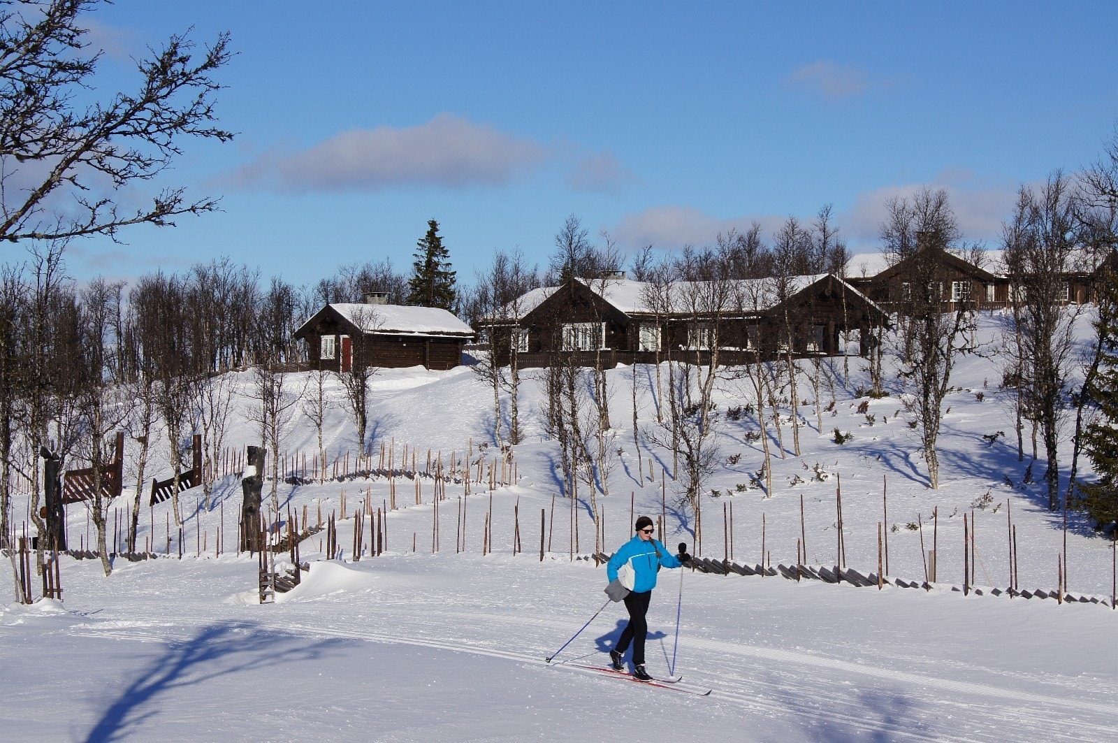 Hytten ligger idyllisk til rett bak skisporene. Galleribilde