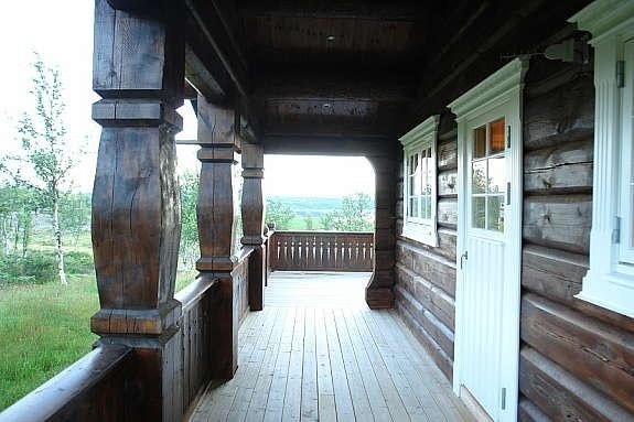 Del av terrassen er overbygd med innebygde spotter i taket. Galleribilde