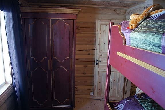 Soverom nr. 3 i hovedhytte. Møblert med dobbel køyeseng som er 150 bred både oppe og nede. Galleribilde