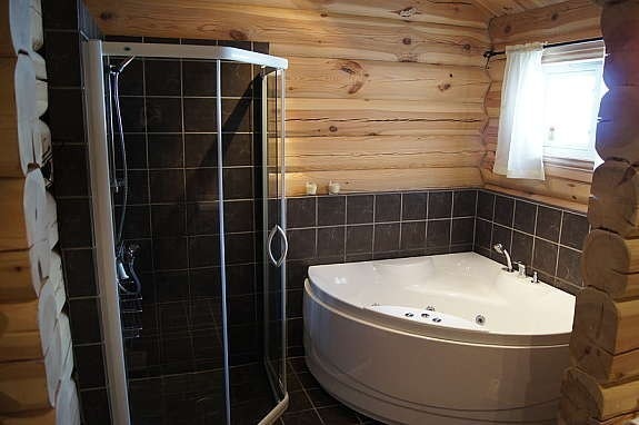 Bad 1 i hovedhytte, med boblebad. Galleribilde