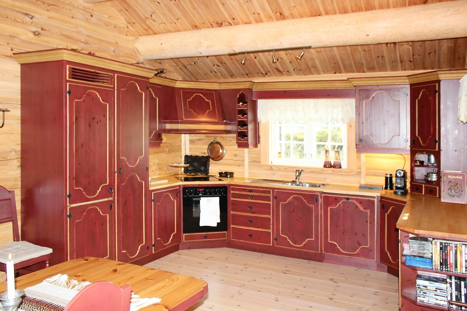 Stort og funksjonabelt kjøkken. Galleribilde