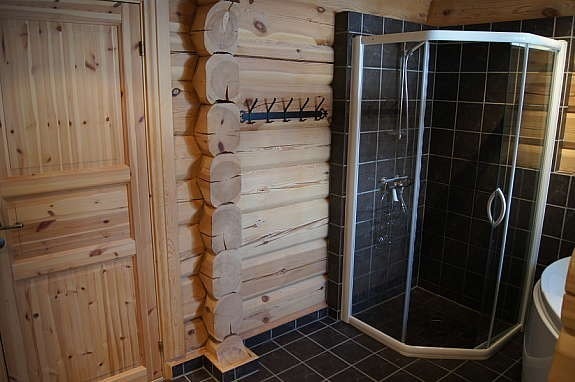 Dusjhjørne i hovedhytte. Bad 1. Tilsvarende dusjløsning på det andre badet også. Galleribilde
