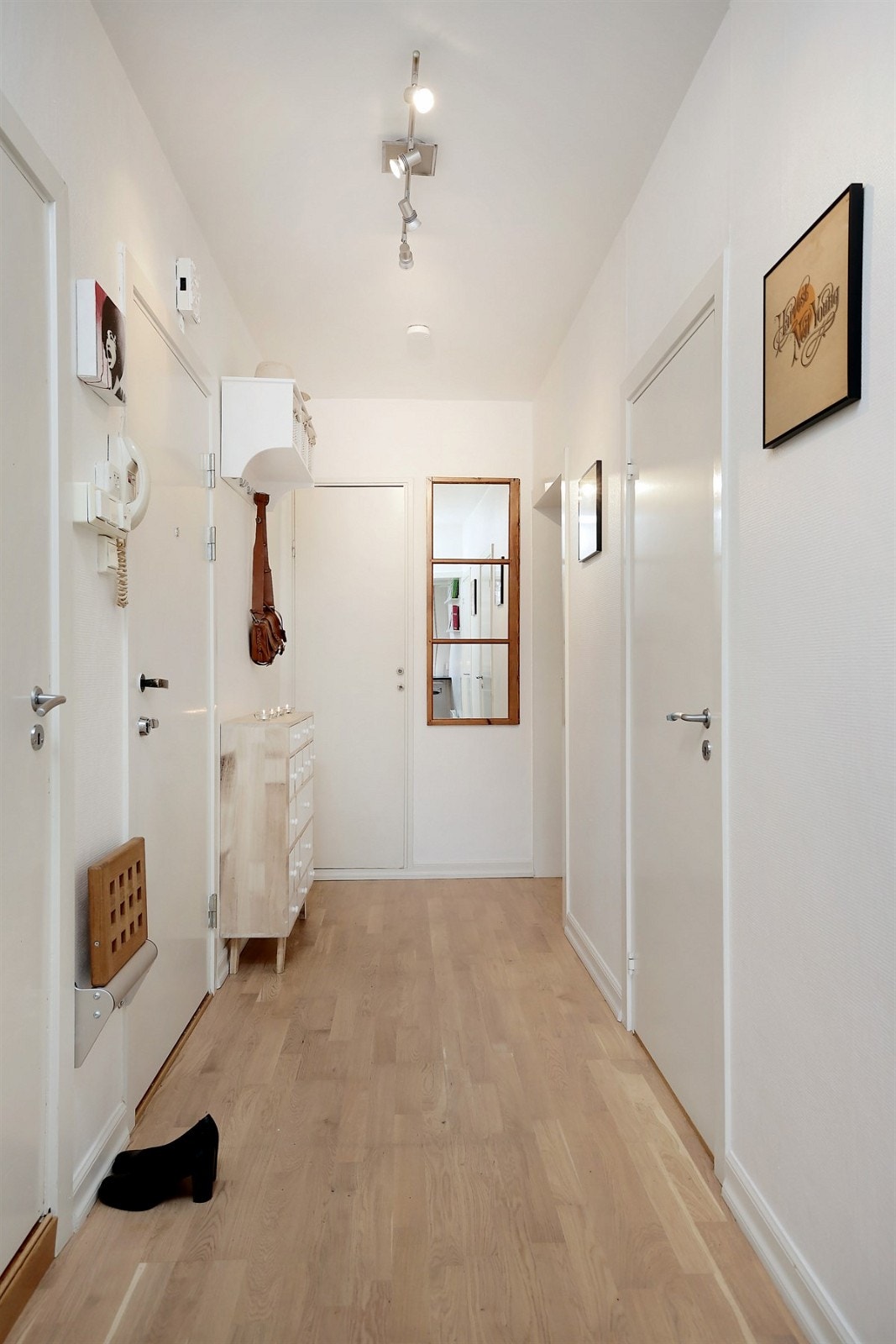 Lekker innsvingbar krakk fra Designhuset. Genial løsning for både store og små. Det er også felles sykkel- og barnevognbod på bakkepla med trappefri adkomst.. Galleribilde