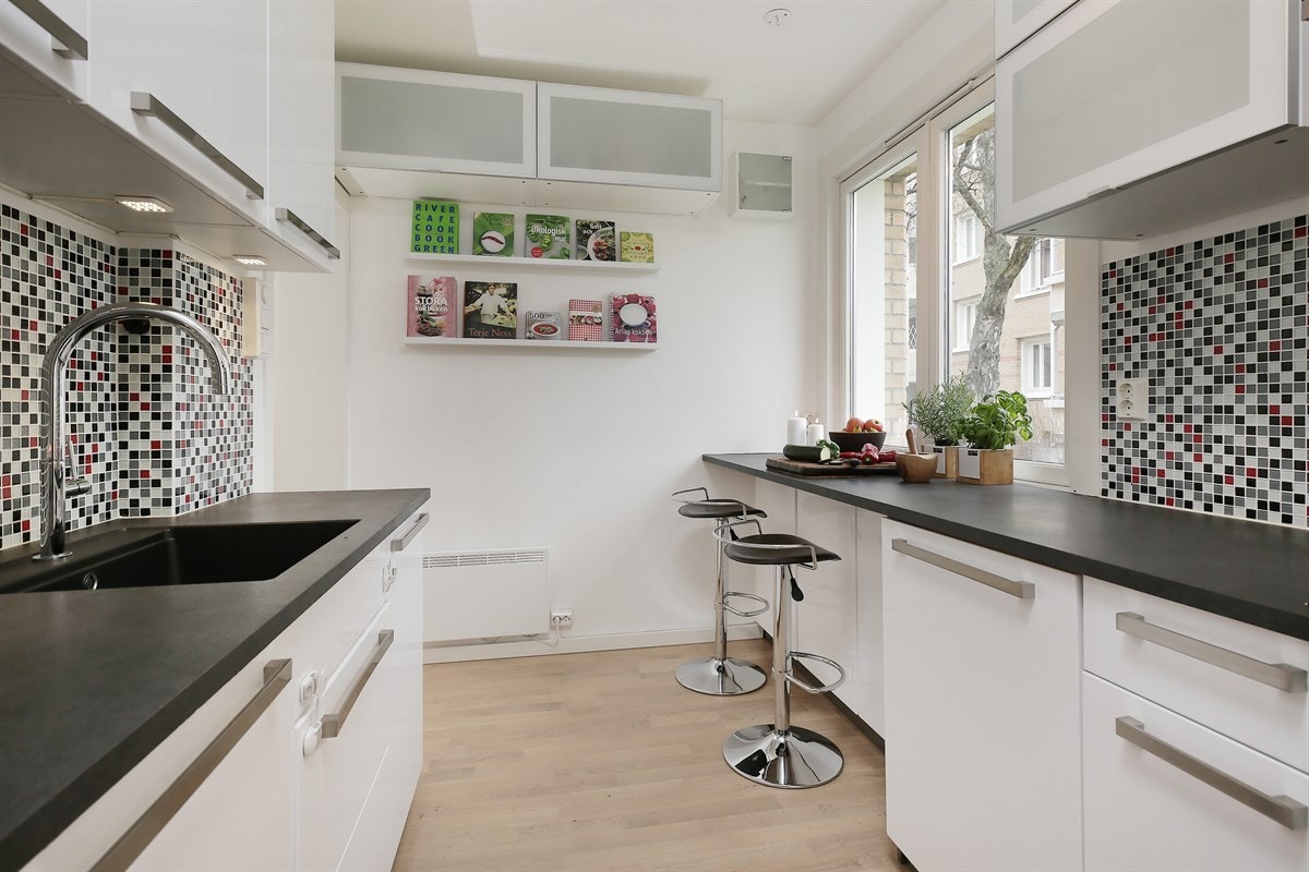 Rikelig med skap- og benkeplass samt plass for en eller flere kokker samtidig. Galleribilde