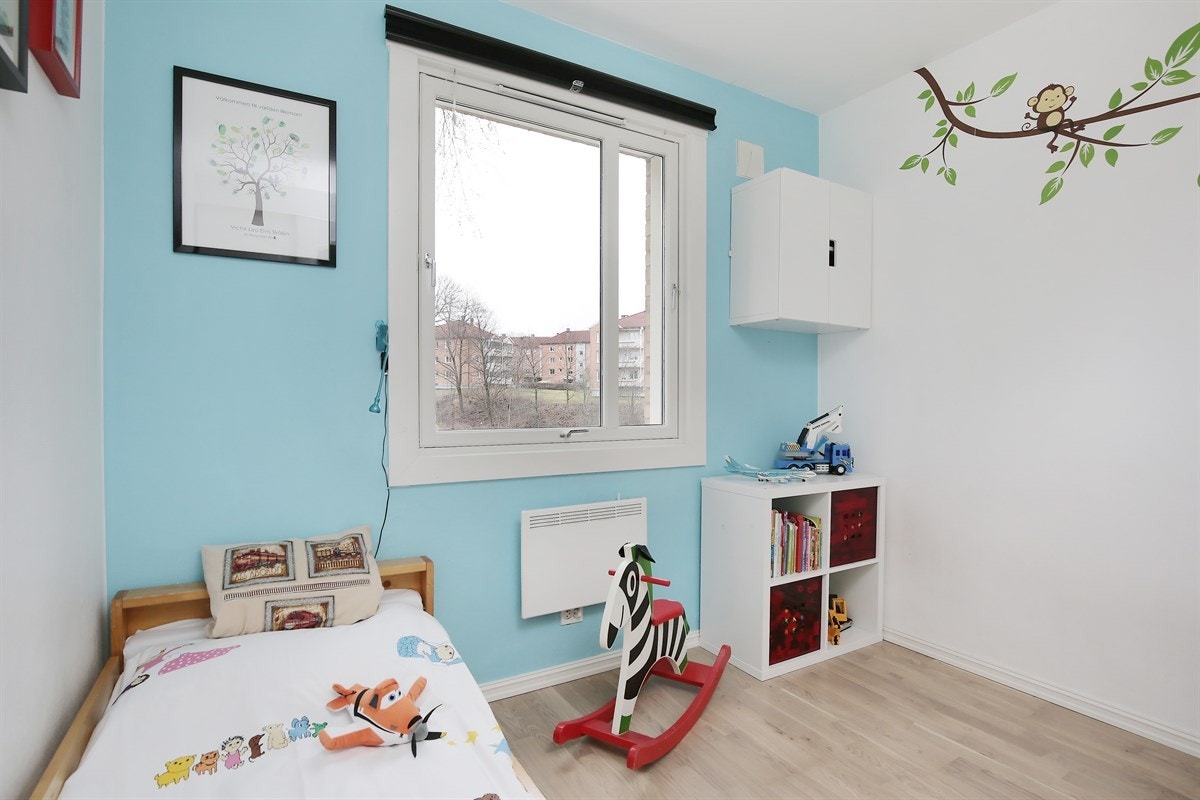 Det er plass for dobbeltseng om ønskelig. Rommet ligger svært godt skjermet for støy og trafikk. Galleribilde