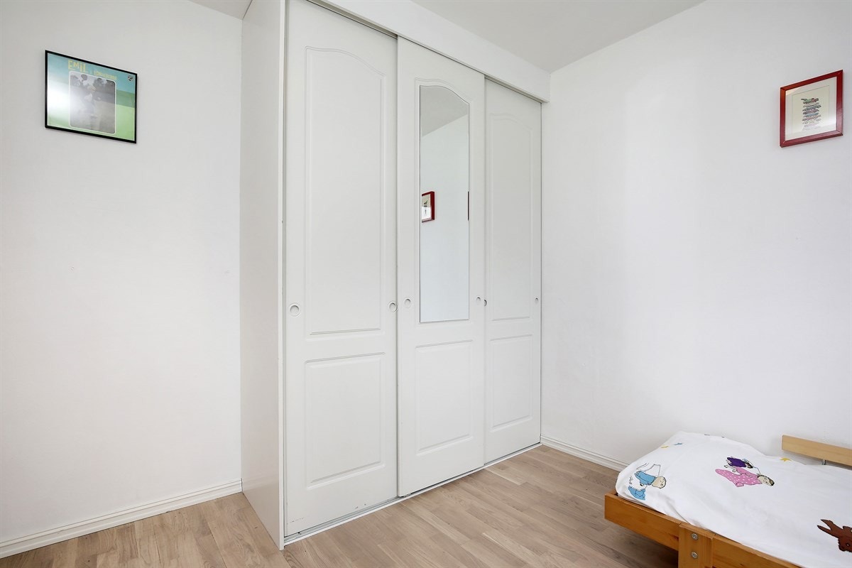 Soverom 3 har i likhet med soverom 2 en romslig garderobeløsning. Galleribilde