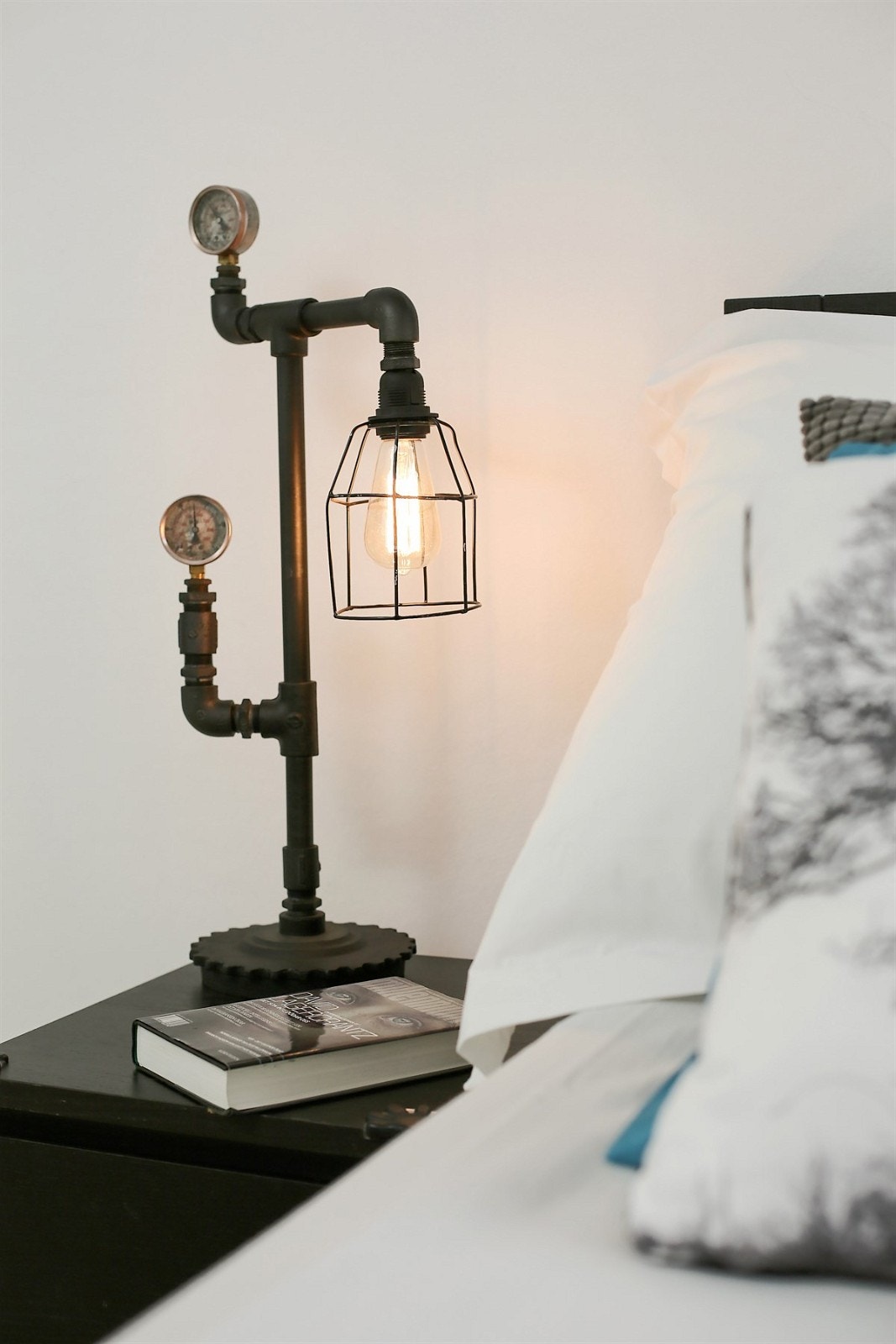 Leiligheten ligger i 1. etasje, men oppleves som en 2. etasje, slik at du trygt kan sove med vinduet åpent. Galleribilde