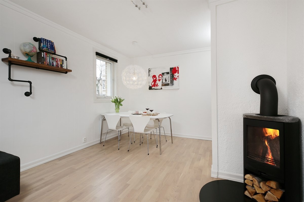 Ny vedovn og nytt parkettgulv fra 2012. Galleribilde