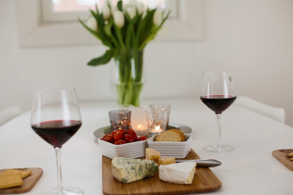 God stemning rundt spisebordet. Varmtvann, kabel-TV og Internett er inkludert i husleien. Galleribilde