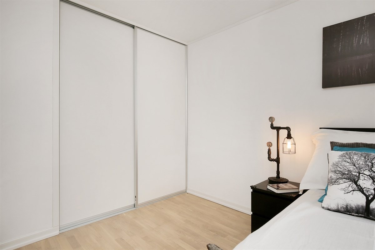 Stor skyvedørsgarderobe sikrer deg rikelig med oppbevaringsplass. Galleribilde