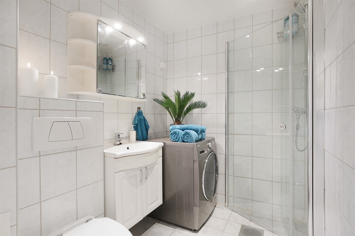 Lekkert og tidsriktig baderom med flotte detaljer. Galleribilde