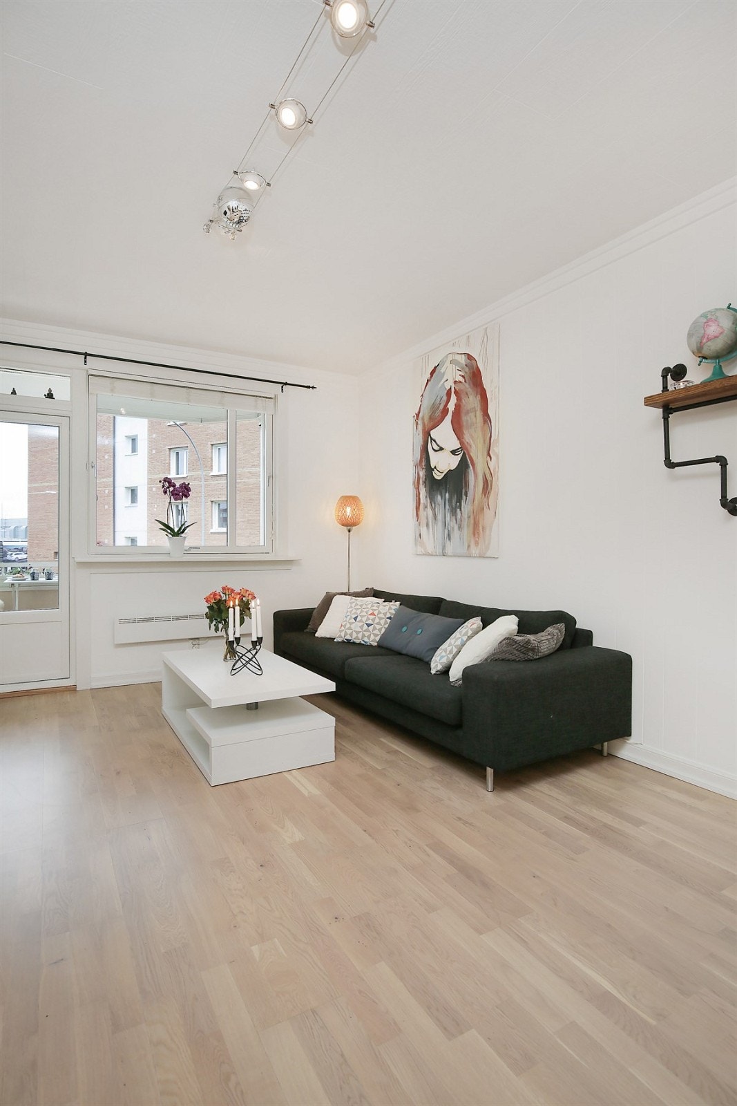 Hjørneleilighet med store vindusflater og rikelig med lys. Galleribilde