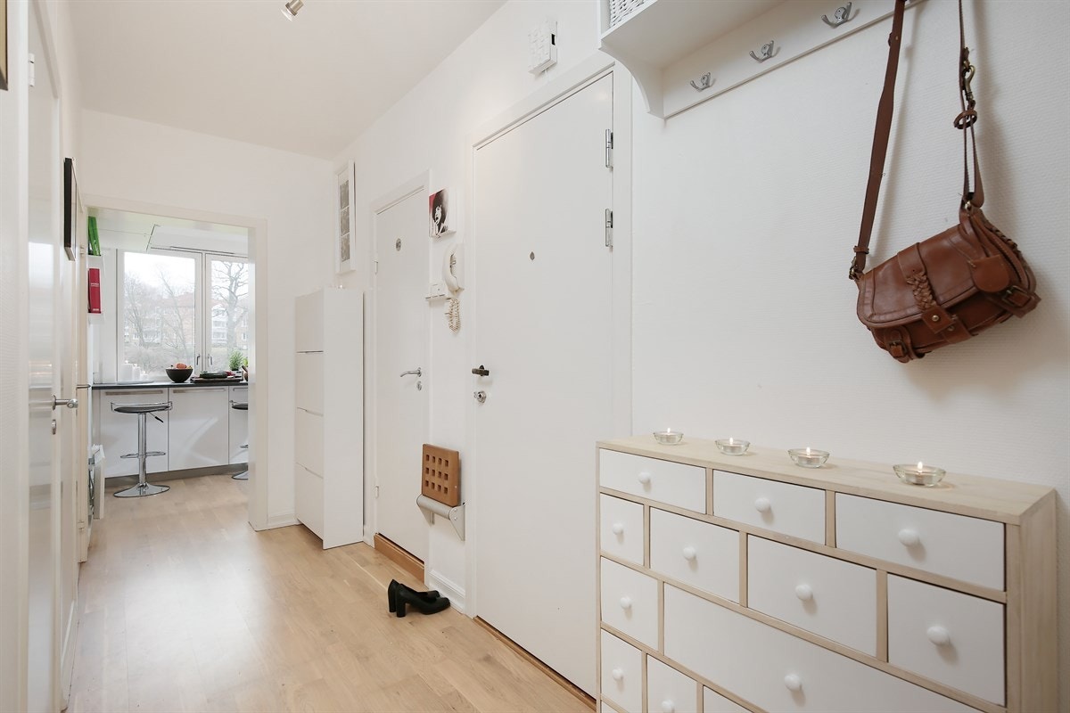 Leiligheten gir et svært godt førsteinntrykk når du tråkker over dørstokken. Kommoder, hattehylle og skoskap medfølger boligen. Galleribilde