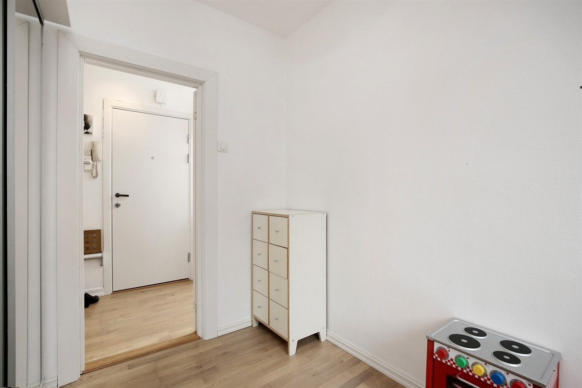 Dette er en innholdsrik bolig. Verdt å nevne at det er kort ventetid på å få fast parkeringsplass om ønskelig. Galleribilde