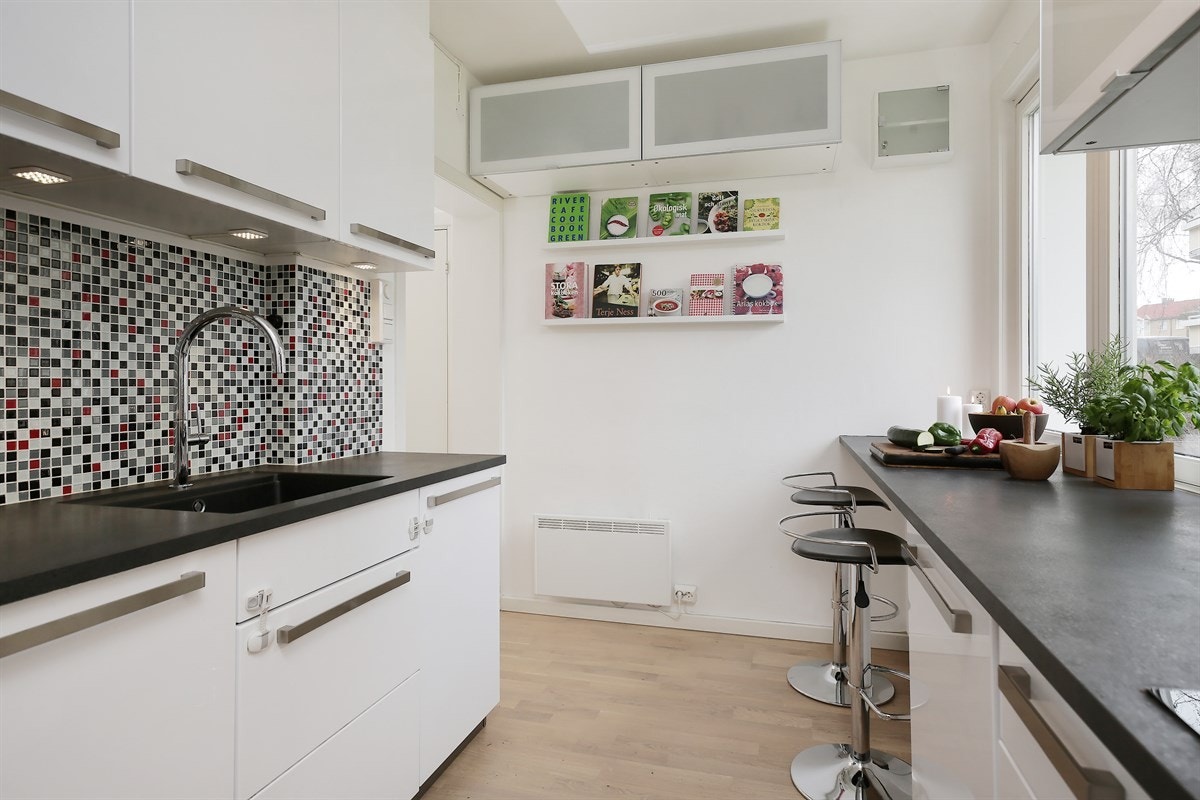 Flotte detaljer! Integrert oppvaskmaskin, fryseskap og komfyr med nedfelt koketopp. Galleribilde