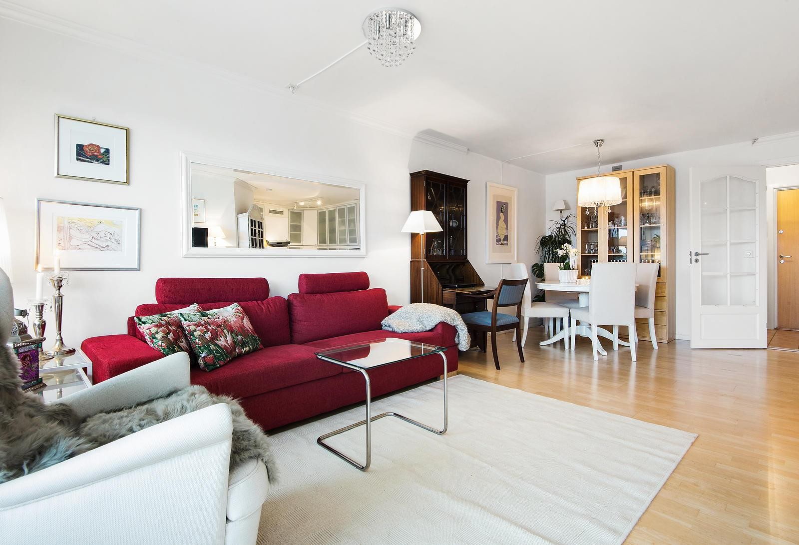 Lys og luftig stue med utgang til balkong Galleribilde