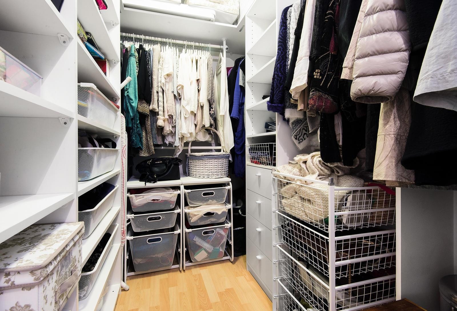 Walk-in closet innredet med garderobestang og hyller Galleribilde