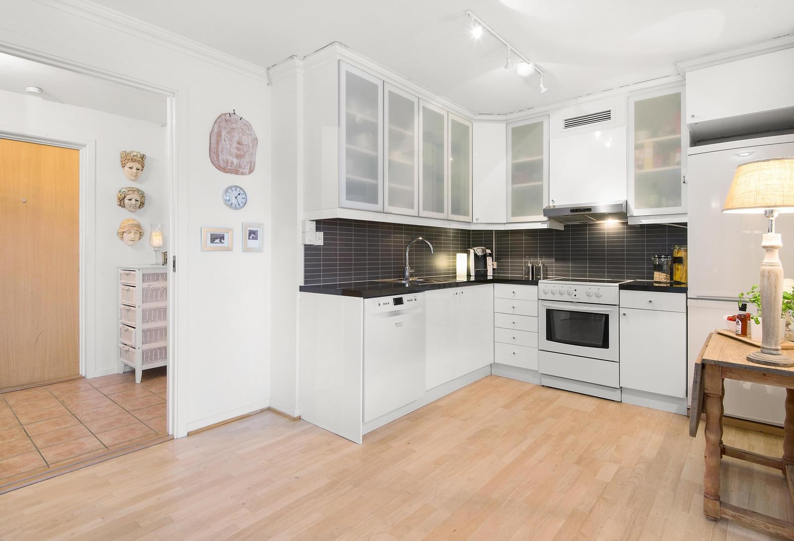 Romslig åpen kjøkkenløsning med god skap- og benkeplass Galleribilde