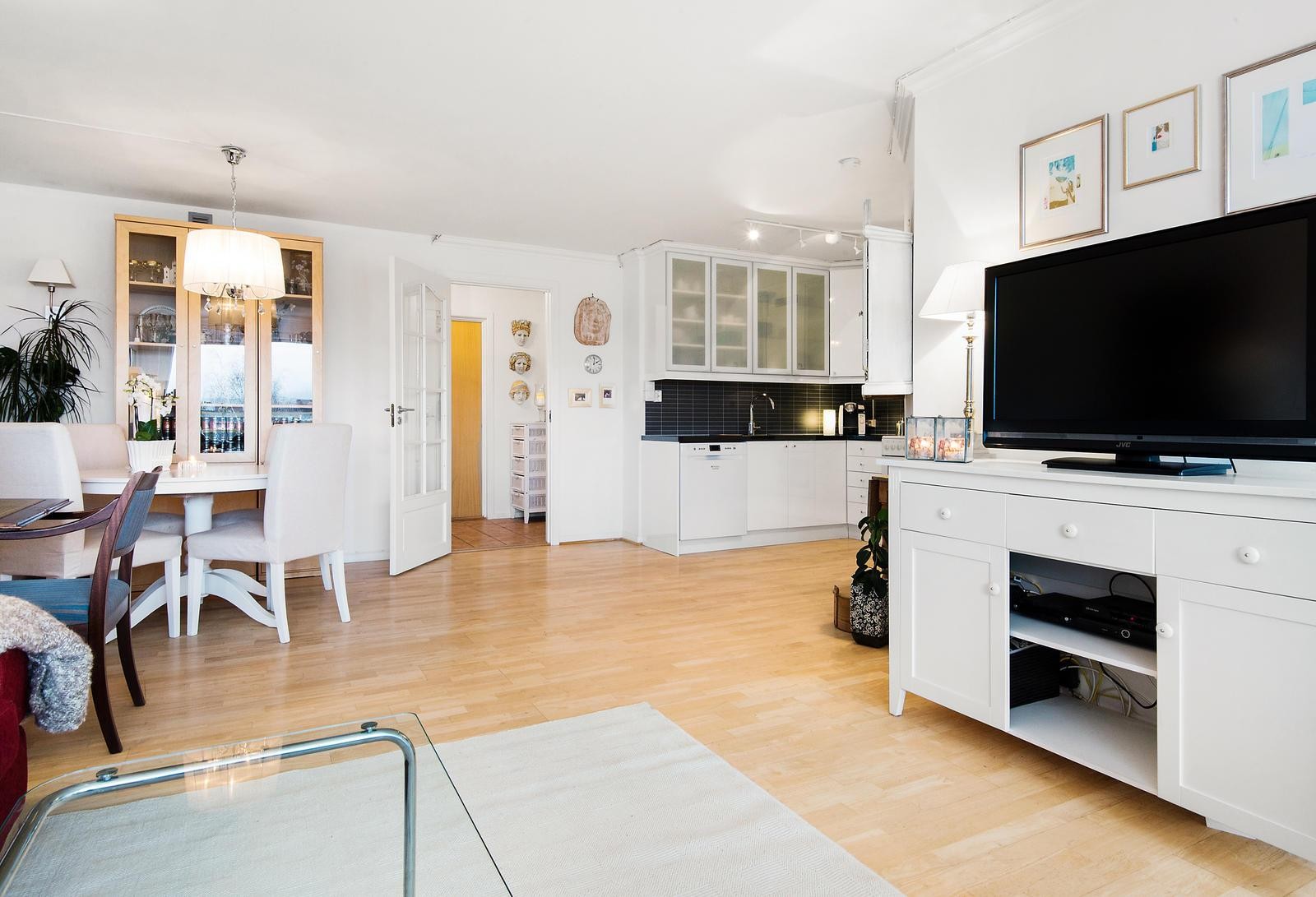 Åpen kjøkkenløsning mot stue Galleribilde