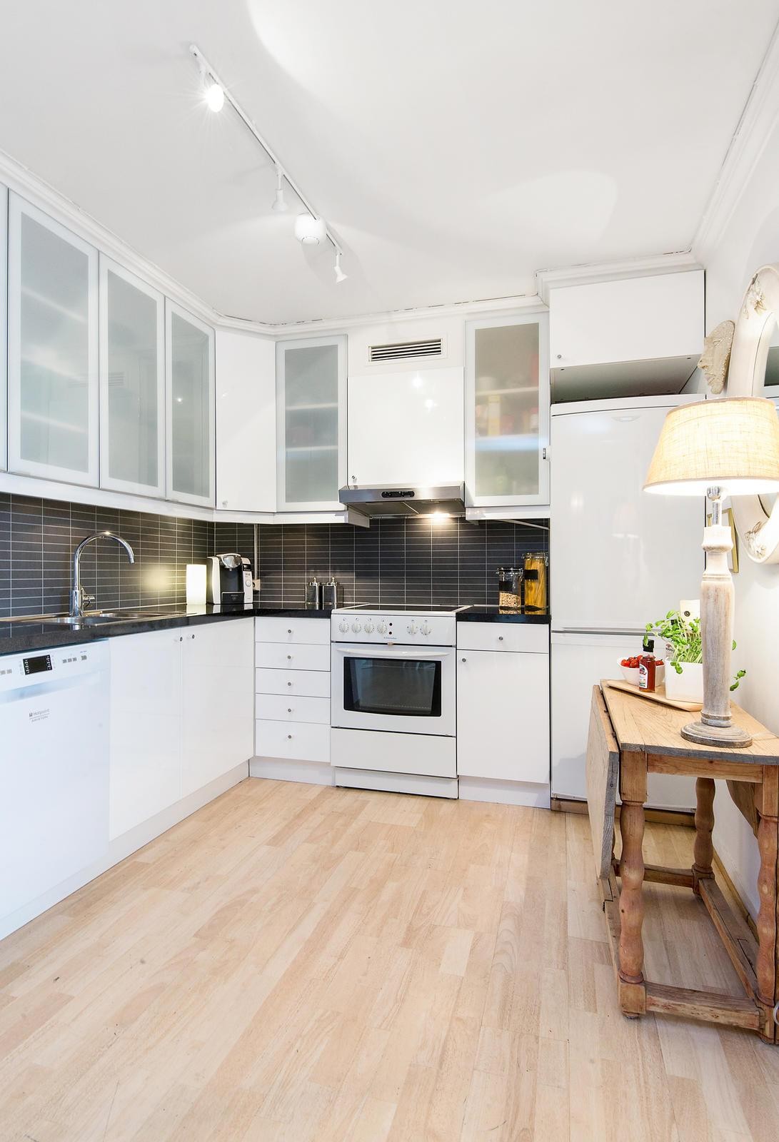 Romslig åpen kjøkkenløsning med god skap- og benkeplass Galleribilde