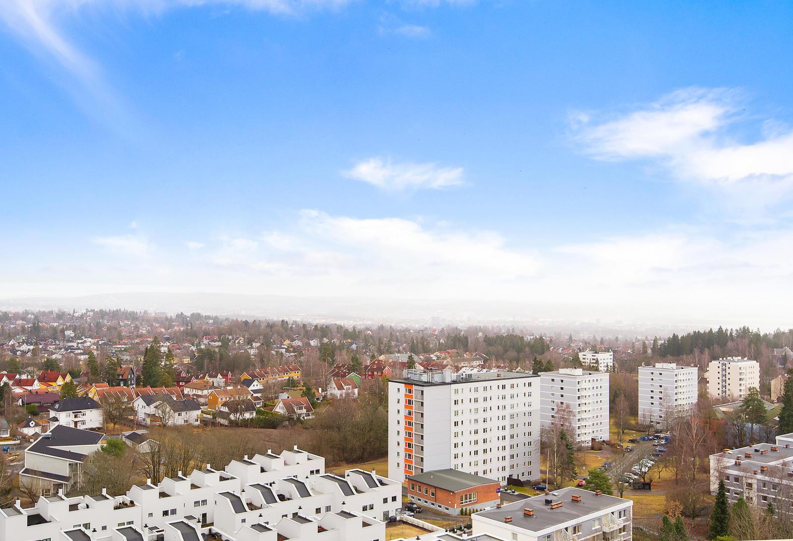 Flott felles takterrasse med utsikt over storbyen Galleribilde
