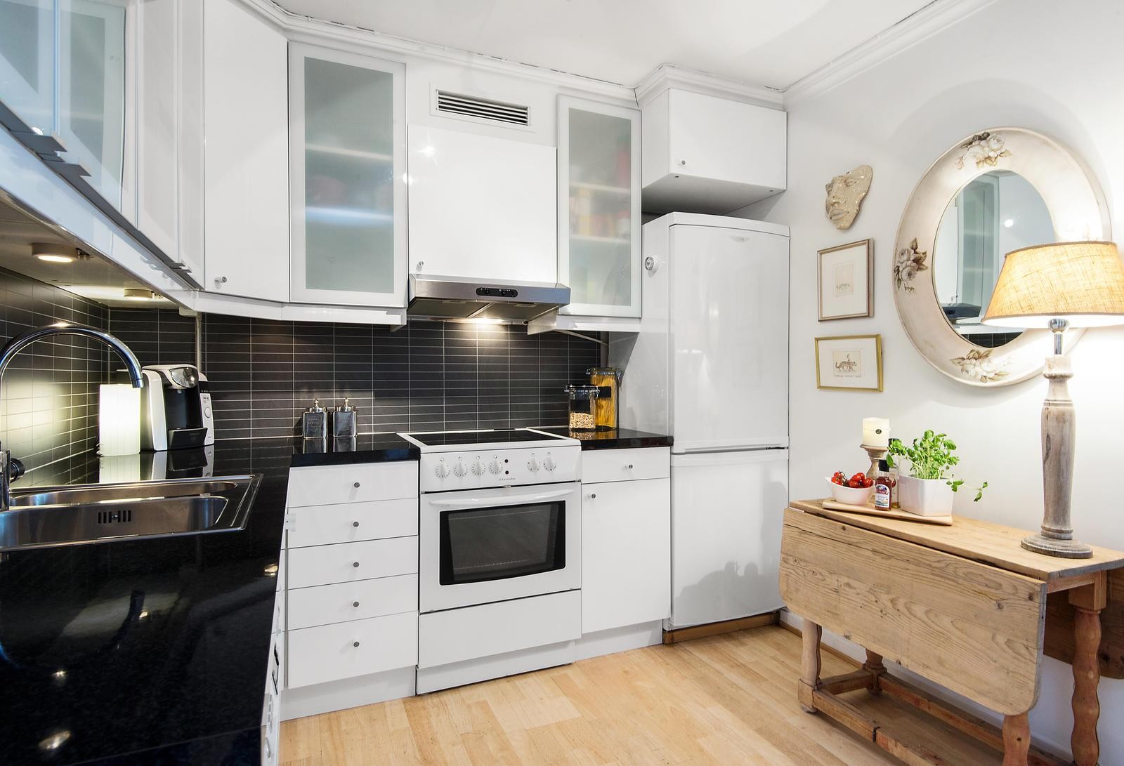 Romslig åpen kjøkkenløsning med god skap- og benkeplass Galleribilde