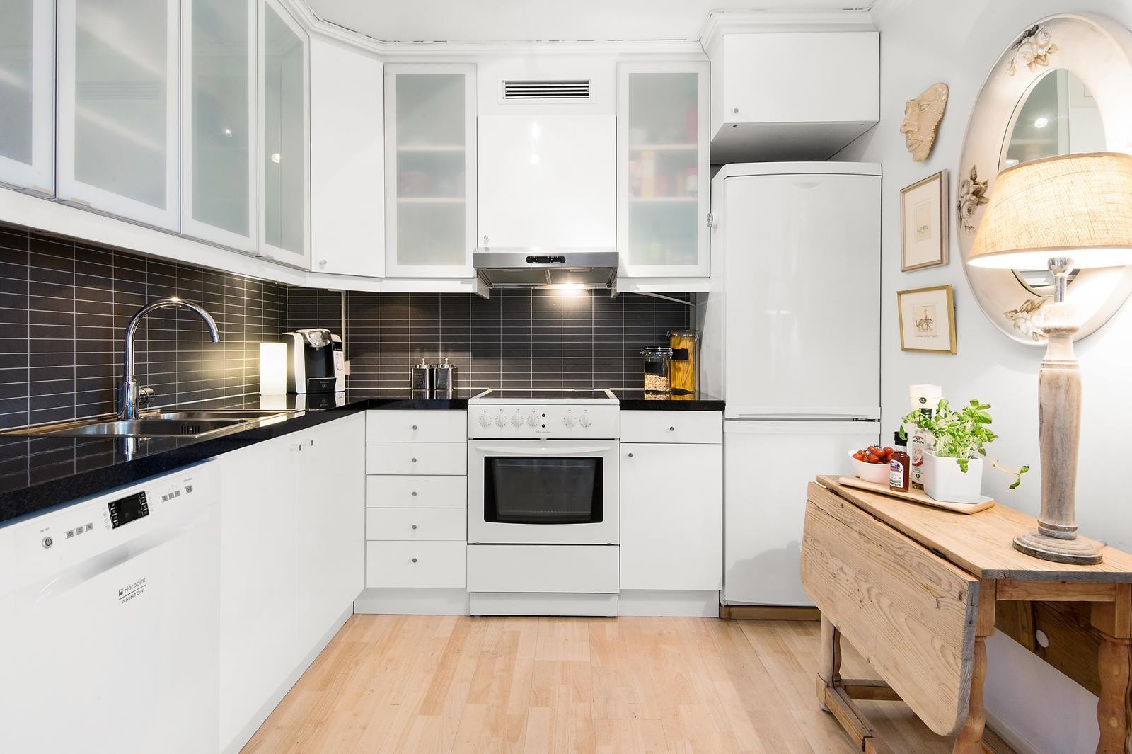 Romslig åpen kjøkkenløsning med god skap- og benkeplass Galleribilde