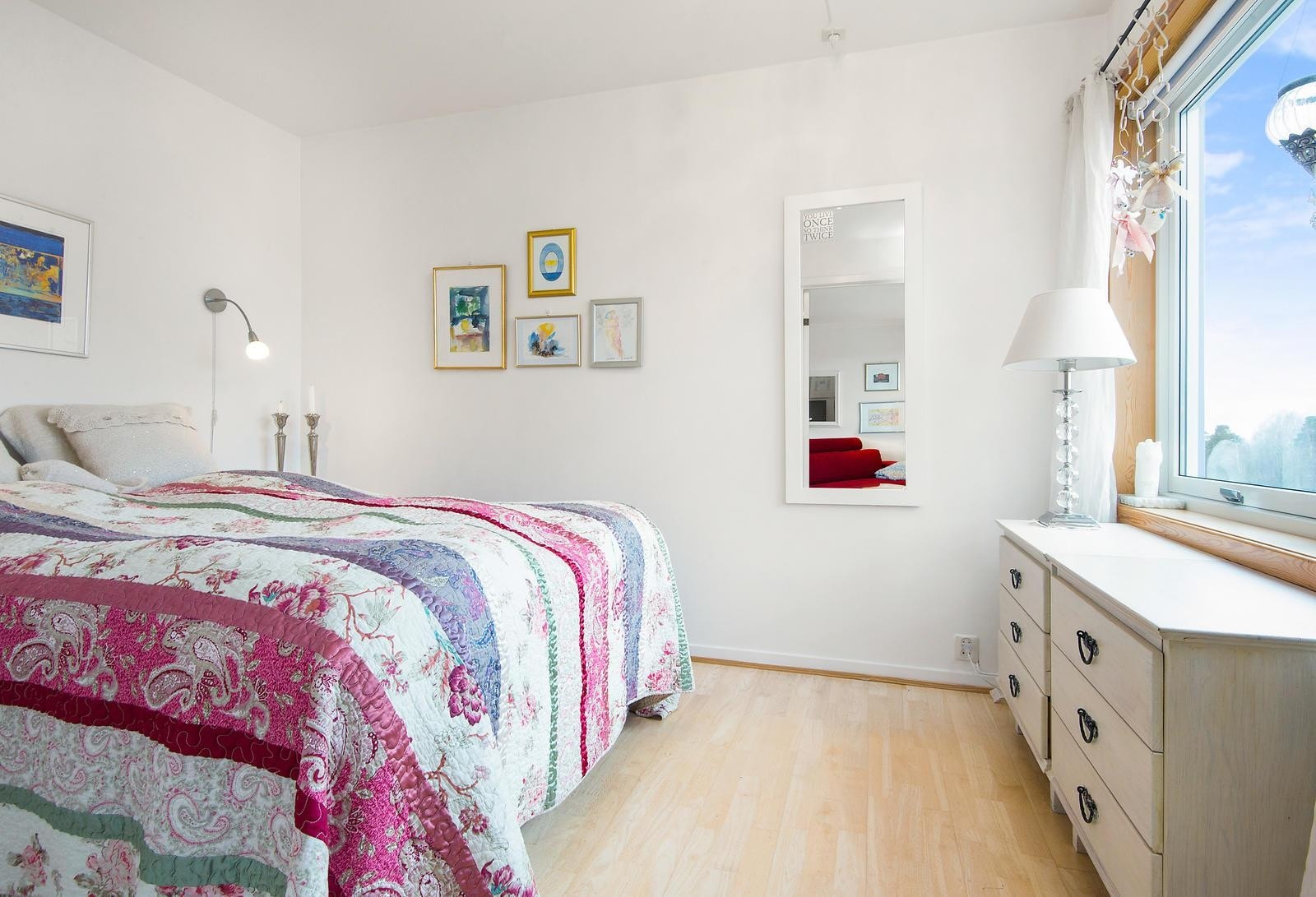 Soverom ligger i tilknytning til stuen. Plass til dobbeltseng, kommode samt egen hyllenisje. Galleribilde