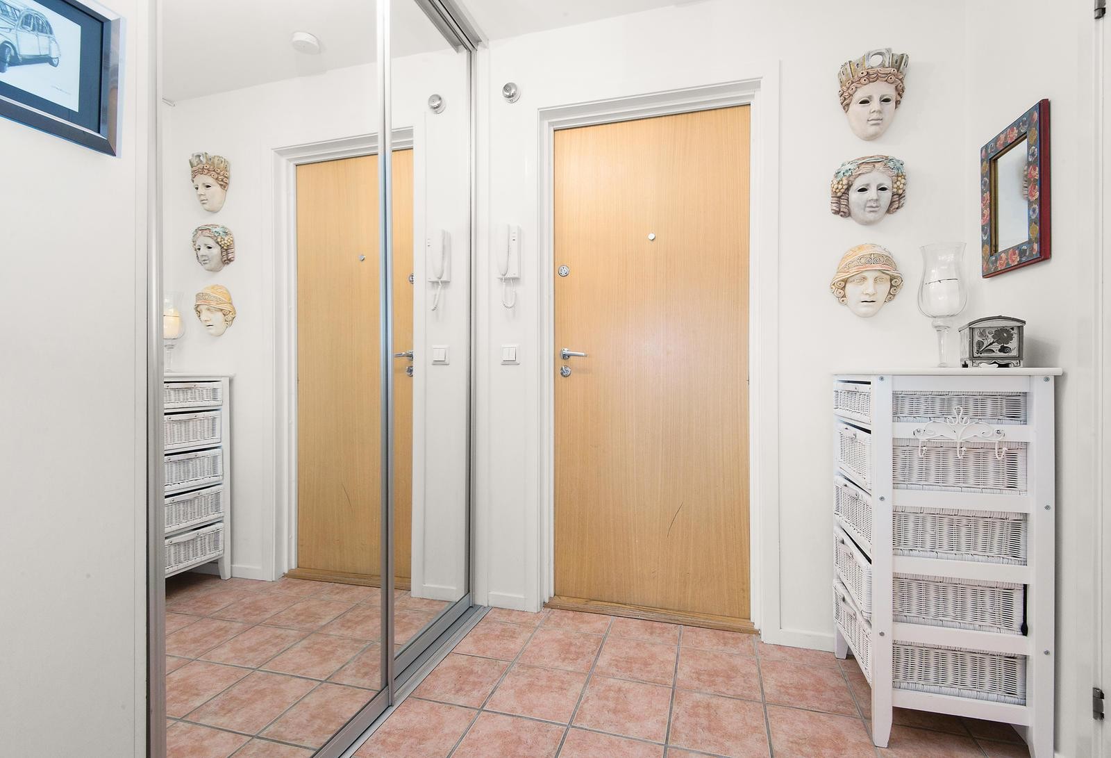 I tilknytning til entréen har du et romslig walk-in closet med skyvedører og speilfronter Galleribilde