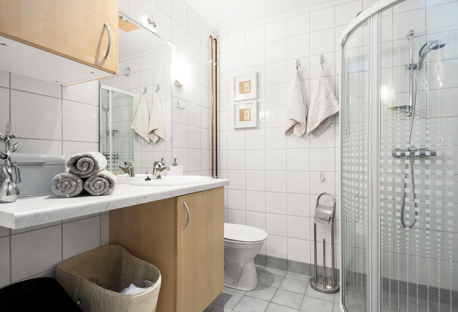 Lyst og pent flislagt bad/wc med varmekabler i gulv. Plass for vaskemaskin. Galleribilde