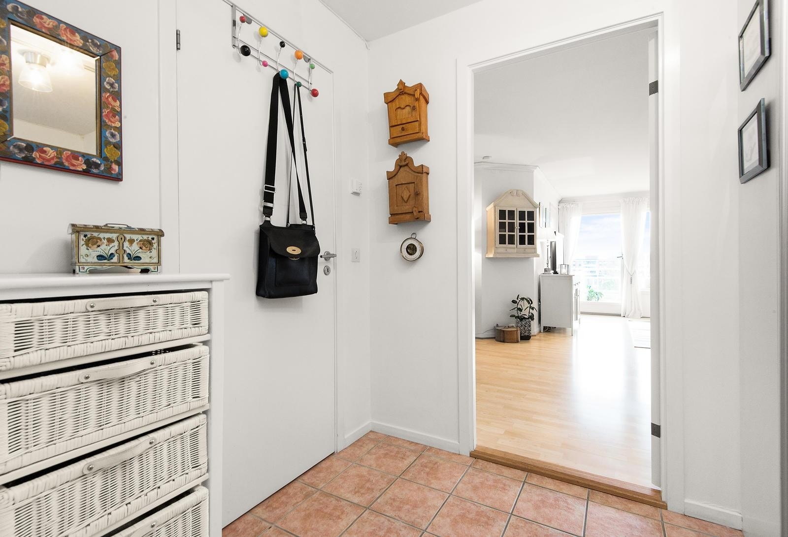 Lys og romslig entré som gir en hyggelig velkomst inn i boligen. Galleribilde