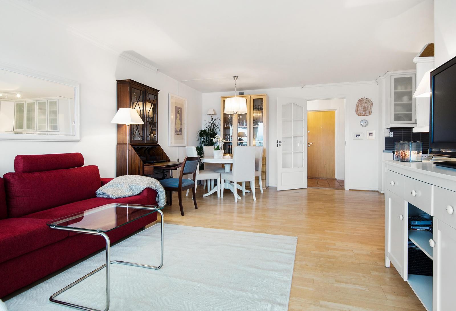 Lys og luftig stue med utgang til balkong Galleribilde