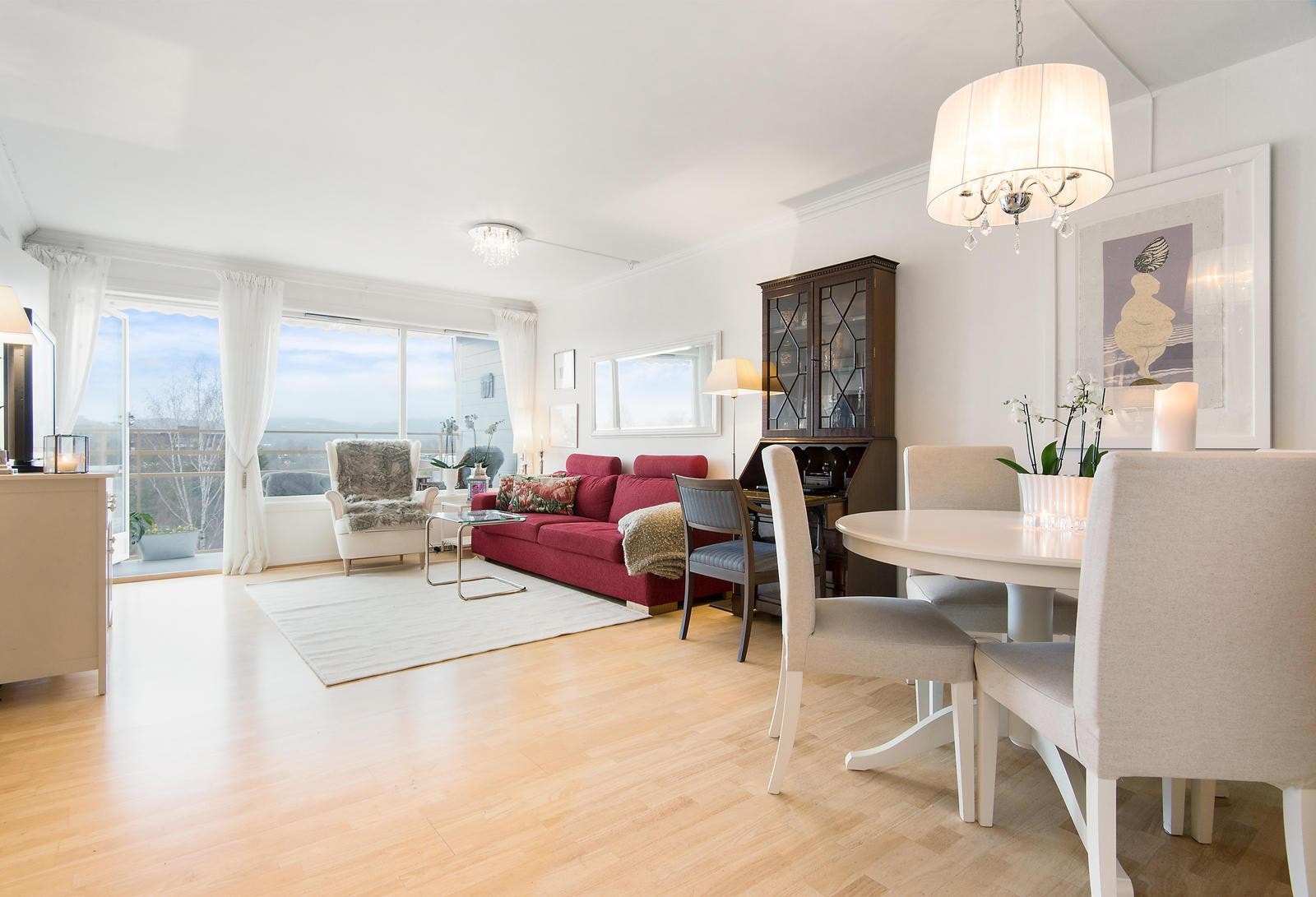 Lys og luftig stue med utgang til balkong Galleribilde