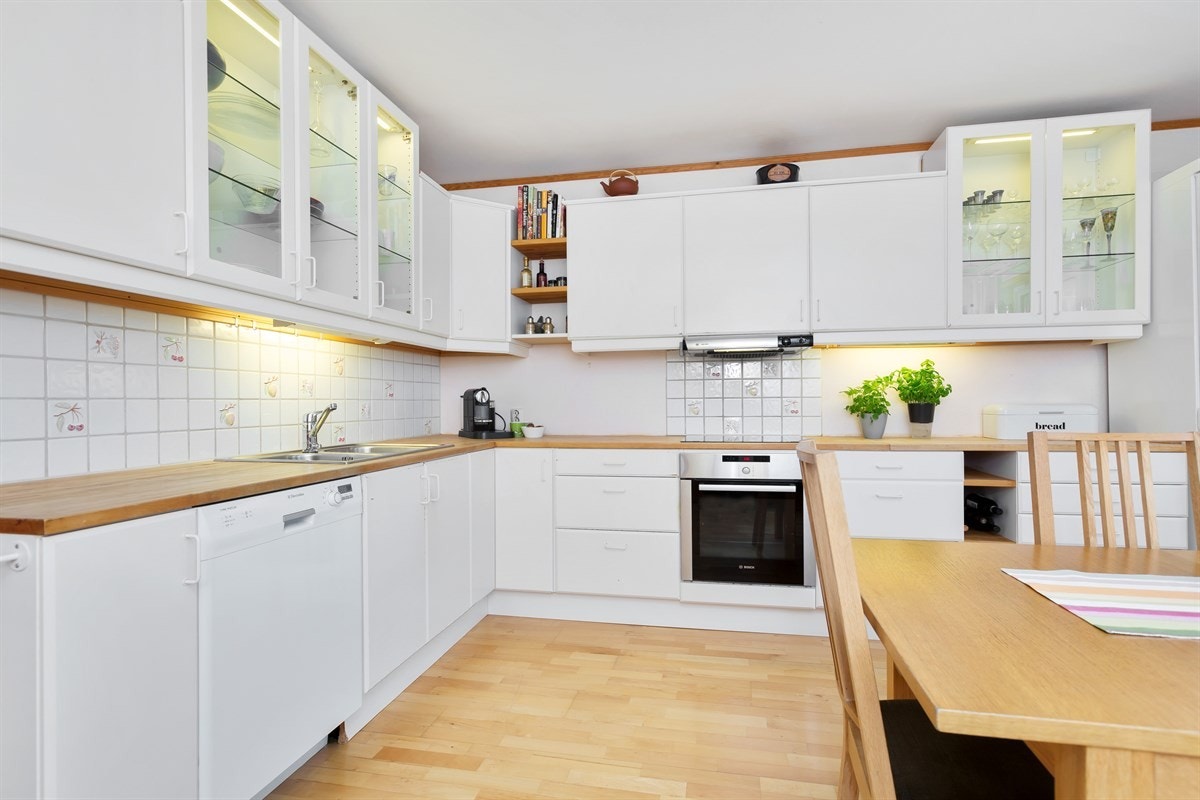 Kjøkken | Godt med skap- og benkeplass på kjøkkenet. Integrert stekeovn og platetopp. Galleribilde