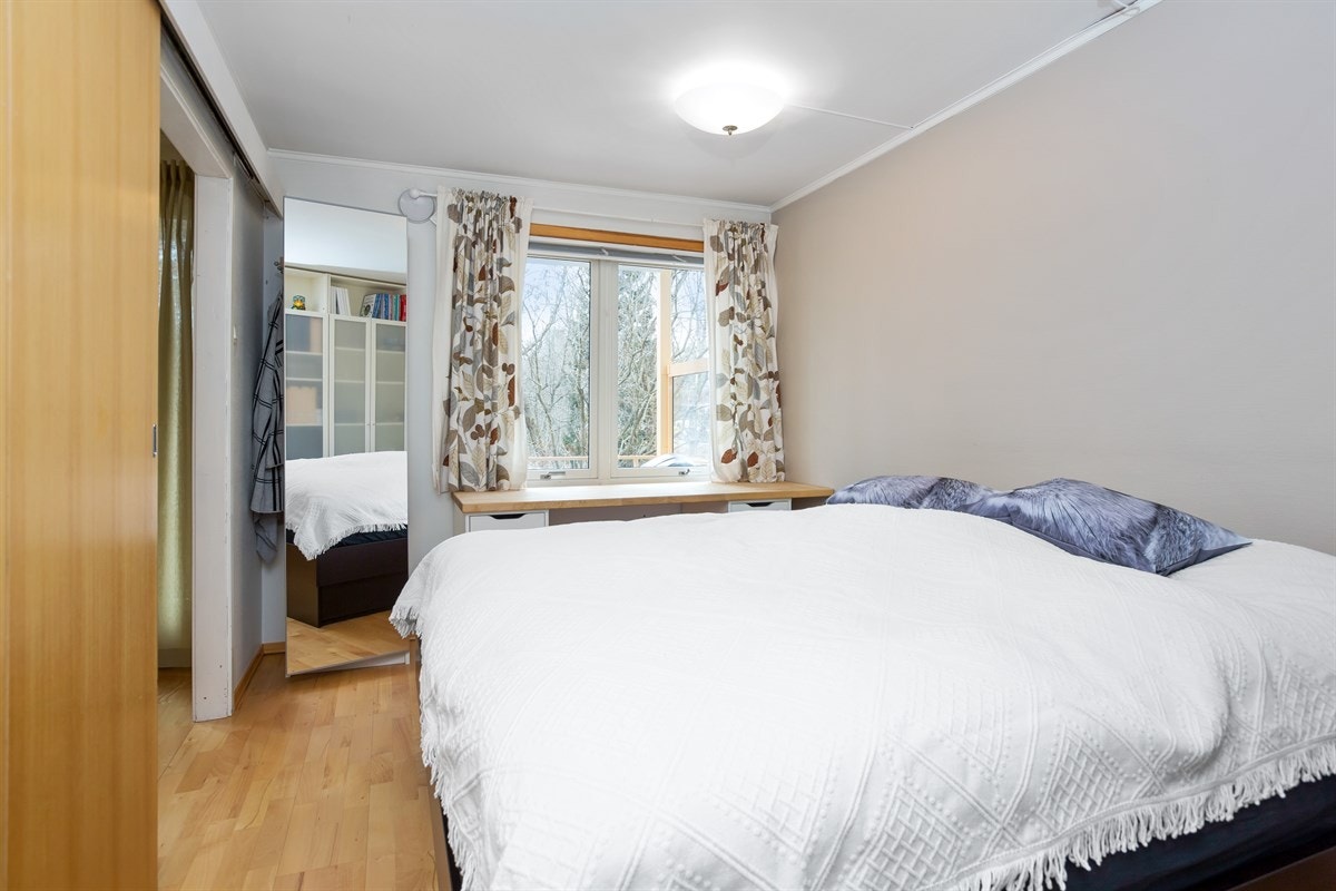 Soverom 1 | Stort vindu som slipper inn rikelig med naturlig lys. Galleribilde