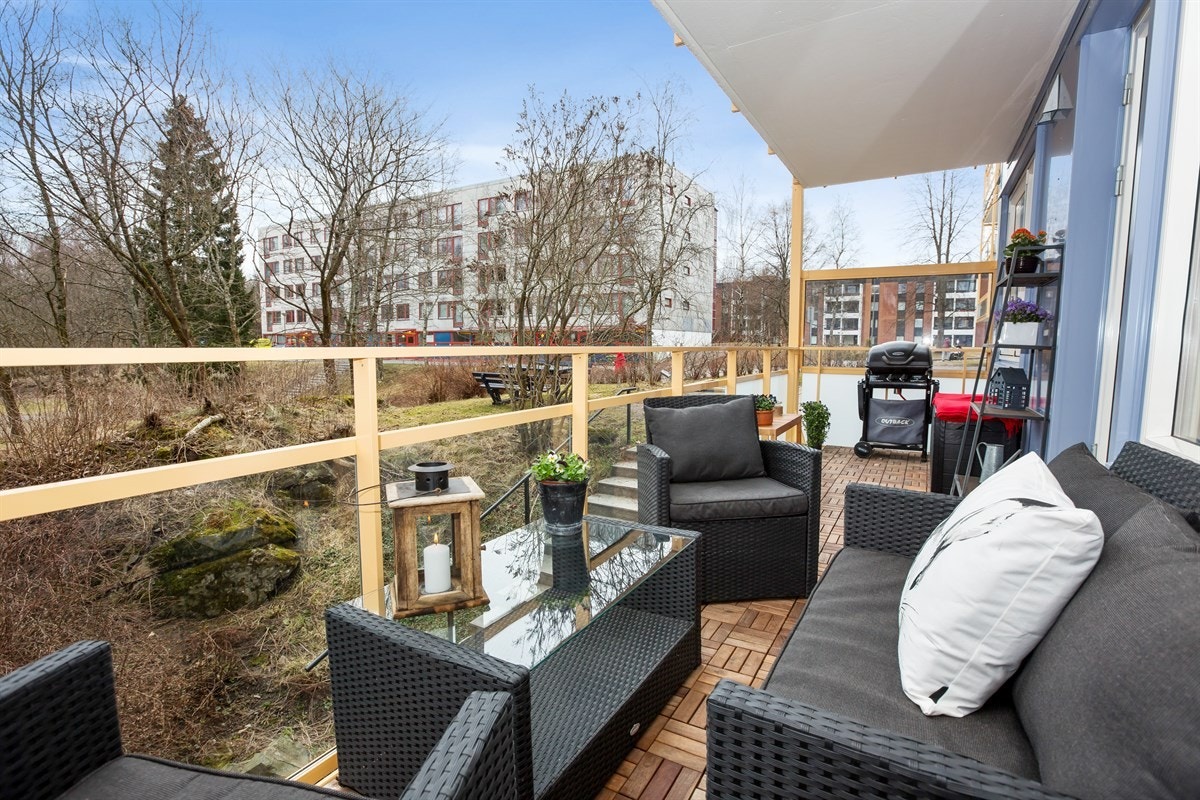 Balkong | På balkongen er det plass til både sittegruppe, planter og grill. Galleribilde