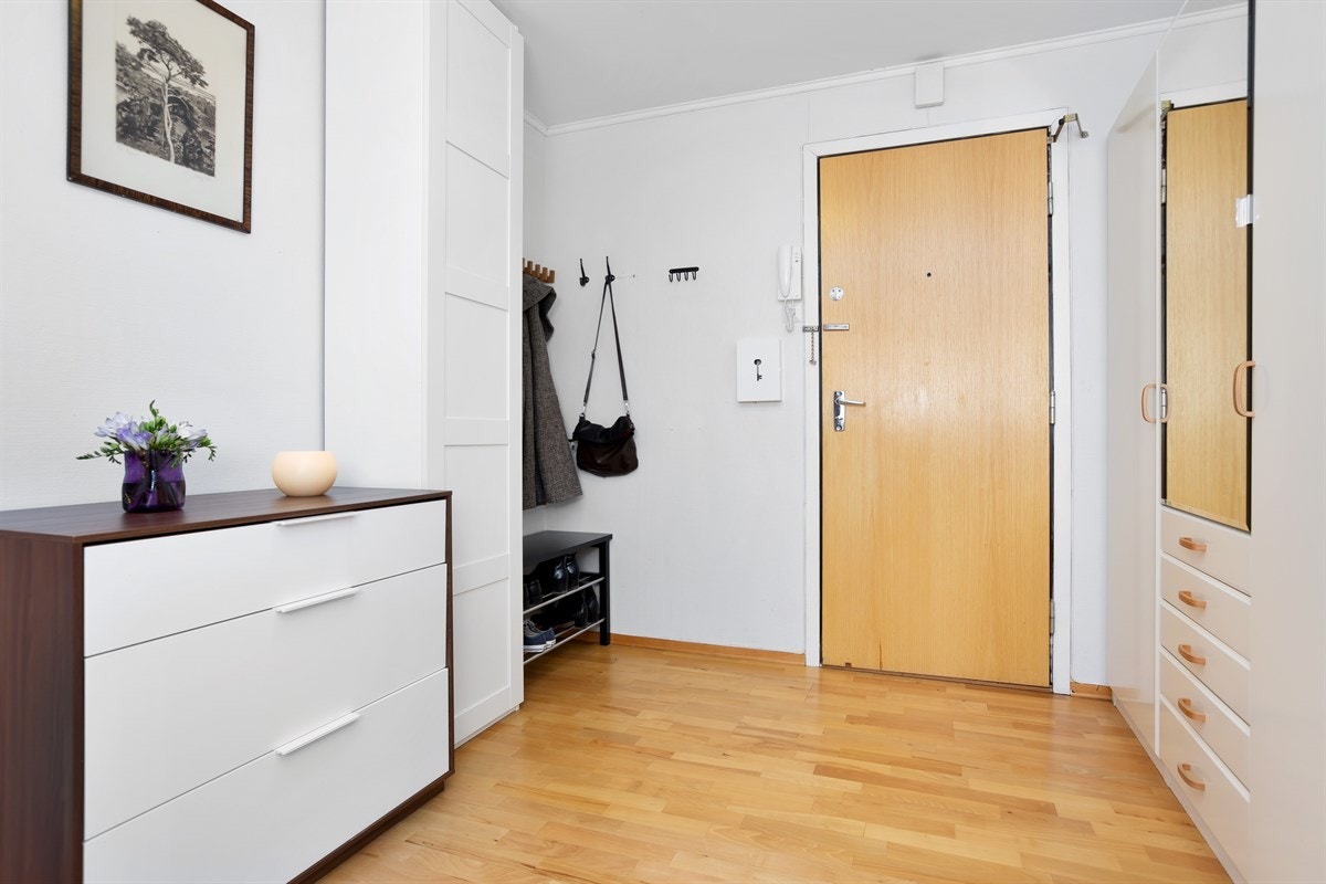Entré | Lys entré med plass til å henge fra seg yttertøy og sko. Galleribilde