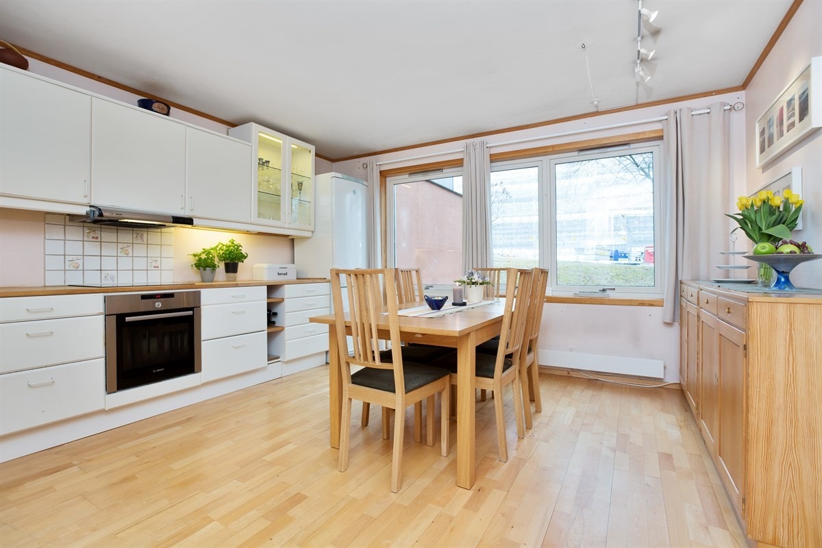 Kjøkken | Kjøkkenet er et naturlig samlingspunkt for middag og gjester! Galleribilde