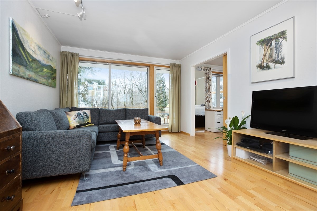 Stue | Store vindusflater som slipper inn rikelig med naturlig lys og skaper en god atmosfære. Utgang til balkong fra stuen. Galleribilde