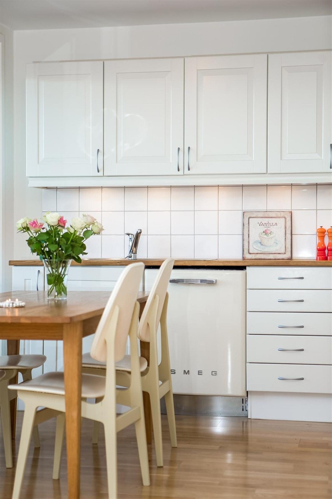 God plass til spisebord på kjøkkenet Galleribilde