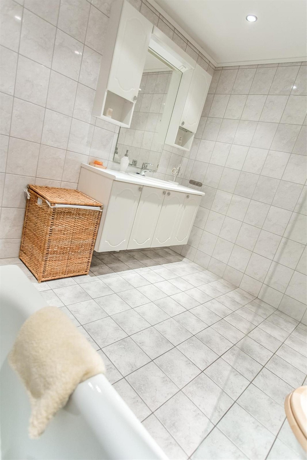 Varmekabler i gulv og spotter i himling Galleribilde