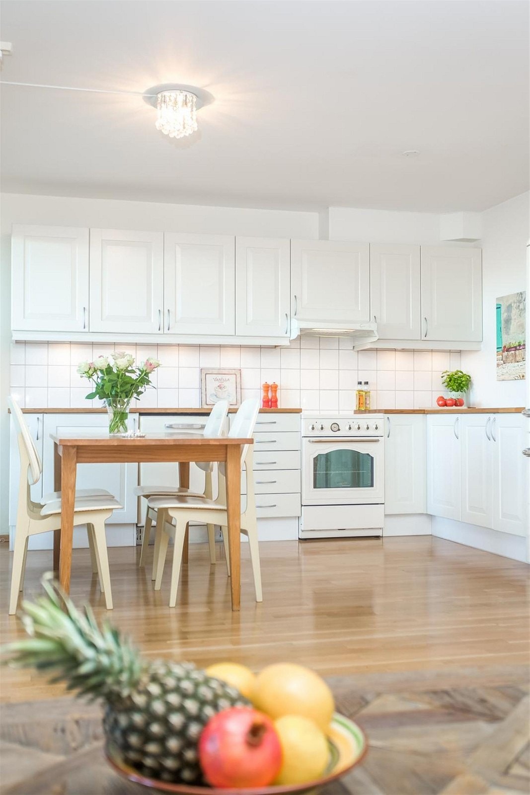 Det er mye skapplass på kjøkkenet Galleribilde