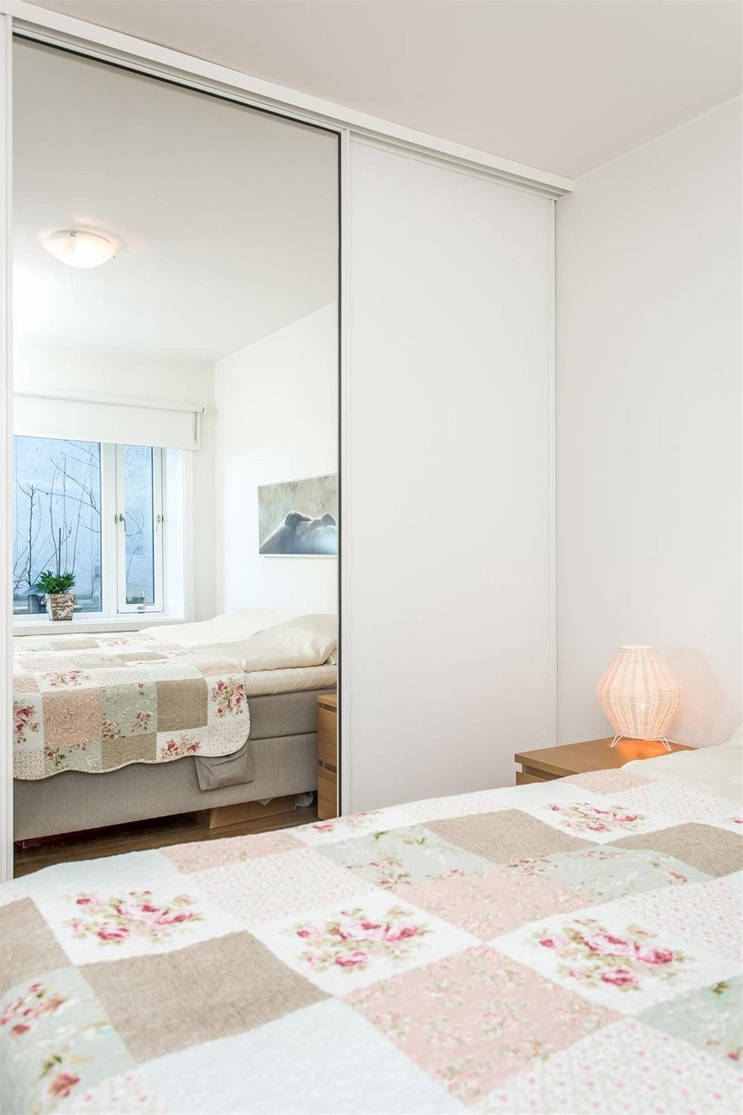 Man har rikelig med skapplass på hovedsoverommet med skyvedørsgarderoben som er montert langs hele den ene veggen Galleribilde