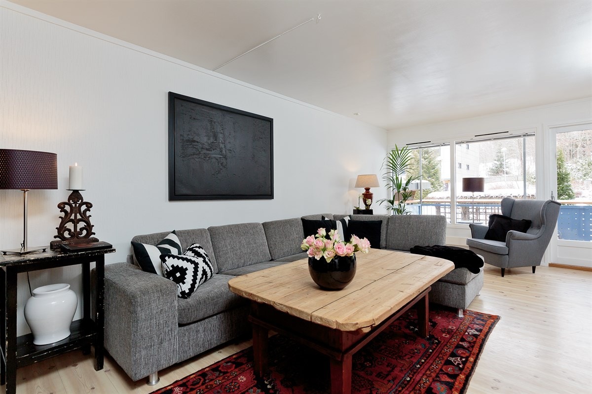 Velkommen til Hovseterveien 82 b og denne barnevennlige 3-roms leiligheten med vestvendt balkong. Galleribilde