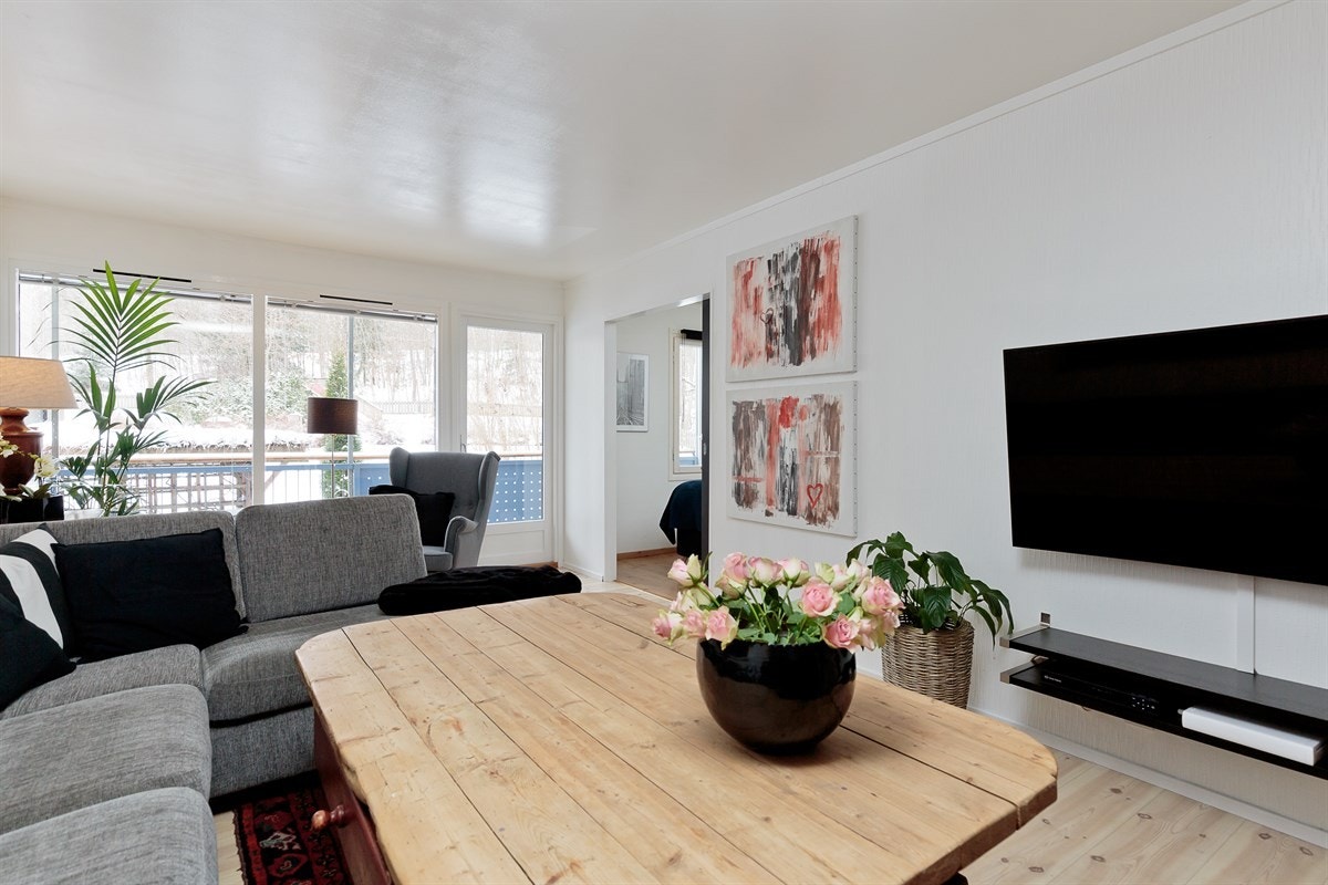 Gennomgående stue med store vindusflater. Galleribilde