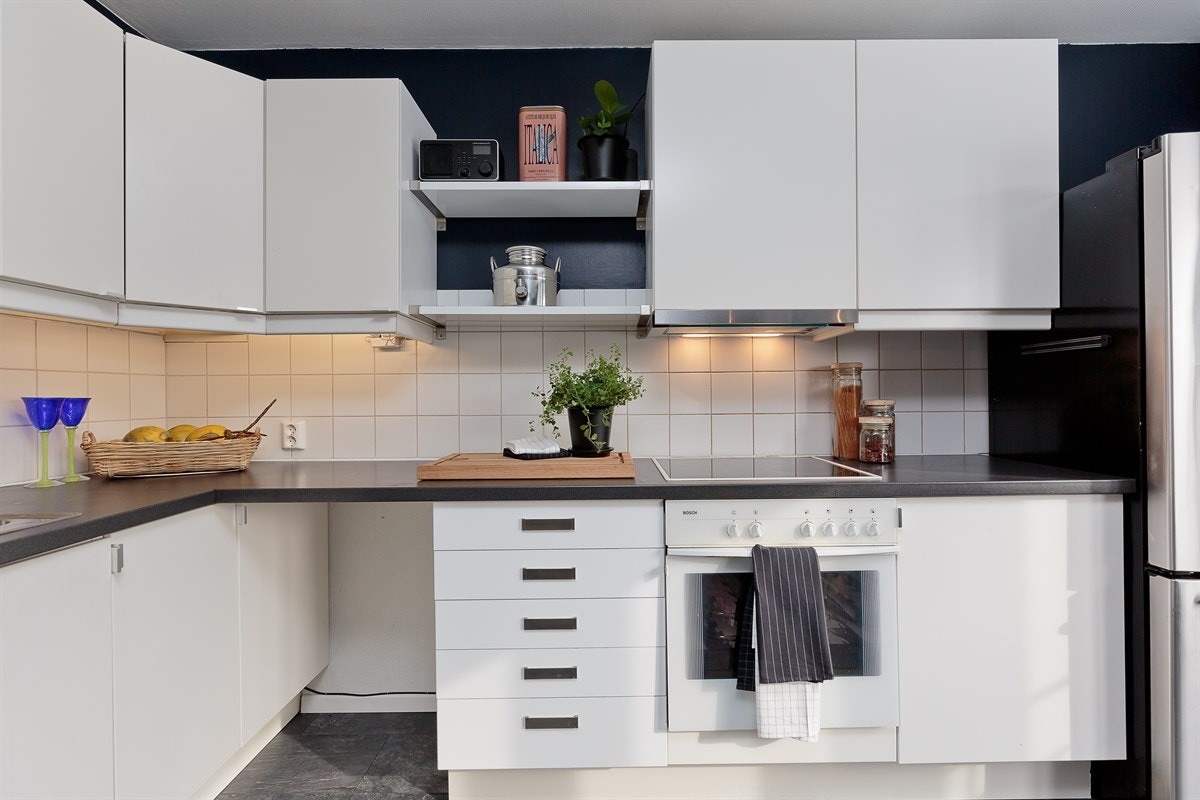 Innholdsrikt kjøkken. Galleribilde