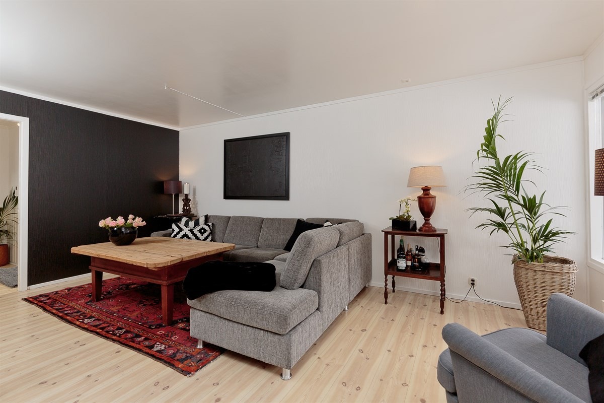 Romslig stue. Galleribilde